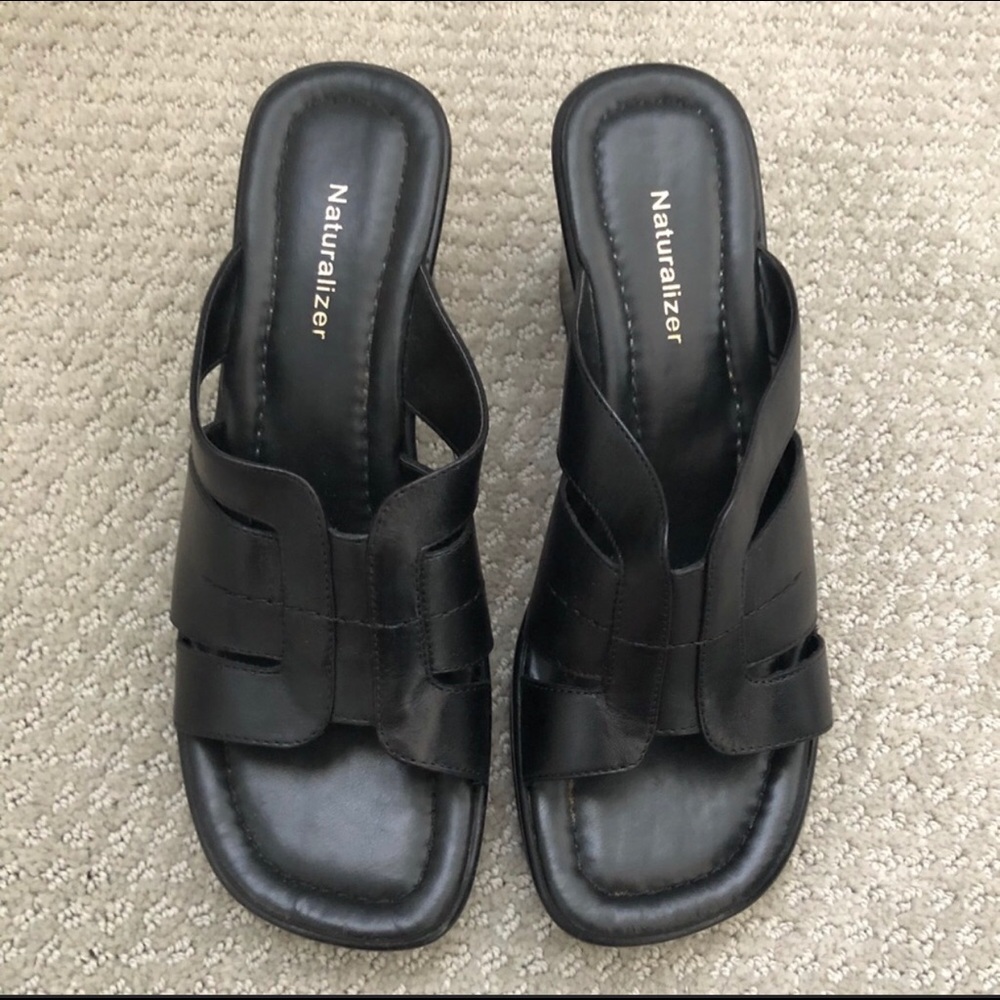 Naturalizer wedge sandals in black 🌼